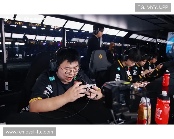 泥泞球场诺曼底 狼队杯赛遭吐槽